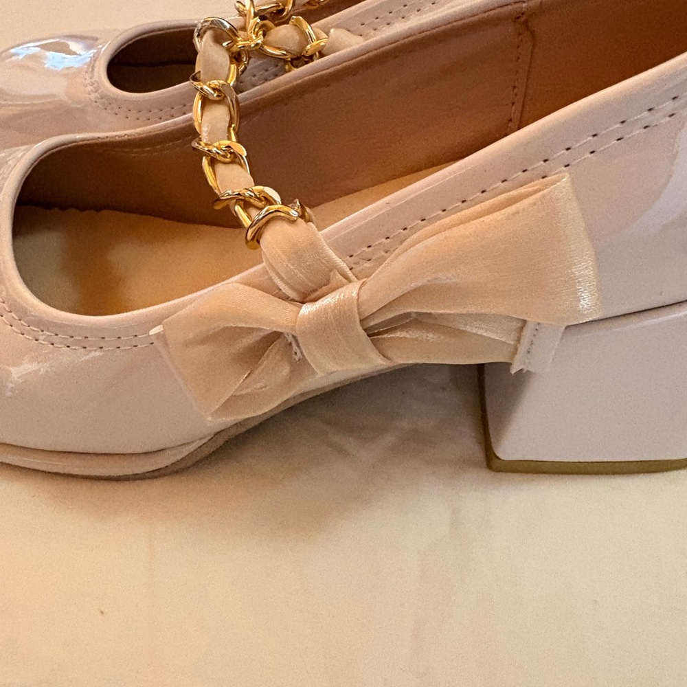 Chic Cream Heels with Bow and Chain Detail